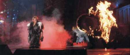 un homme, un seul, revient du domaine des hombres...